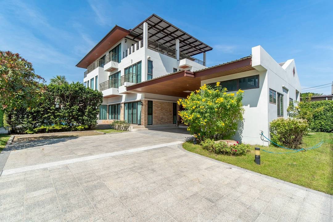 Masterpiece Rama 9｜Luxury House for Rent - image 1