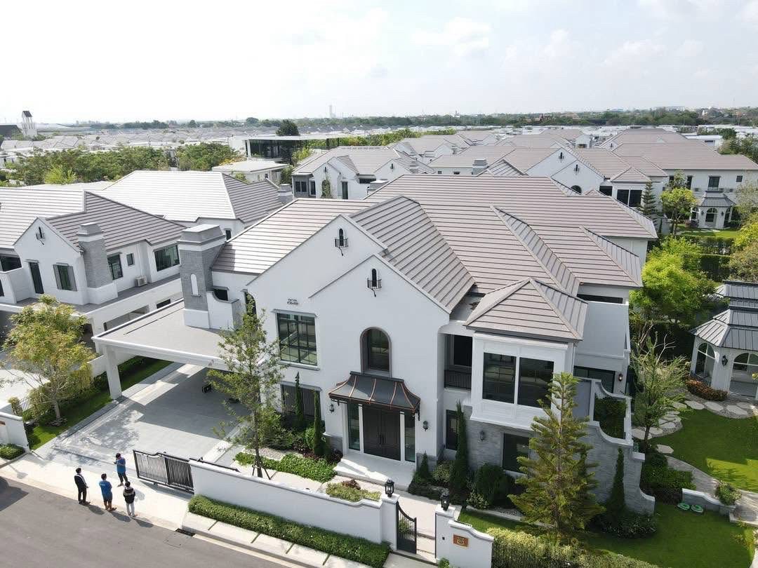 Ultra Luxury Residence in Bangna - image 1