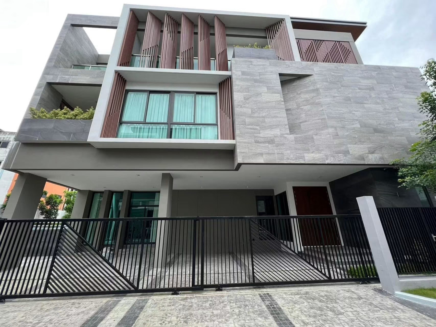 The Gentry Phatthanakan - เดอะ เจนทริ พัฒนาการ - image 1